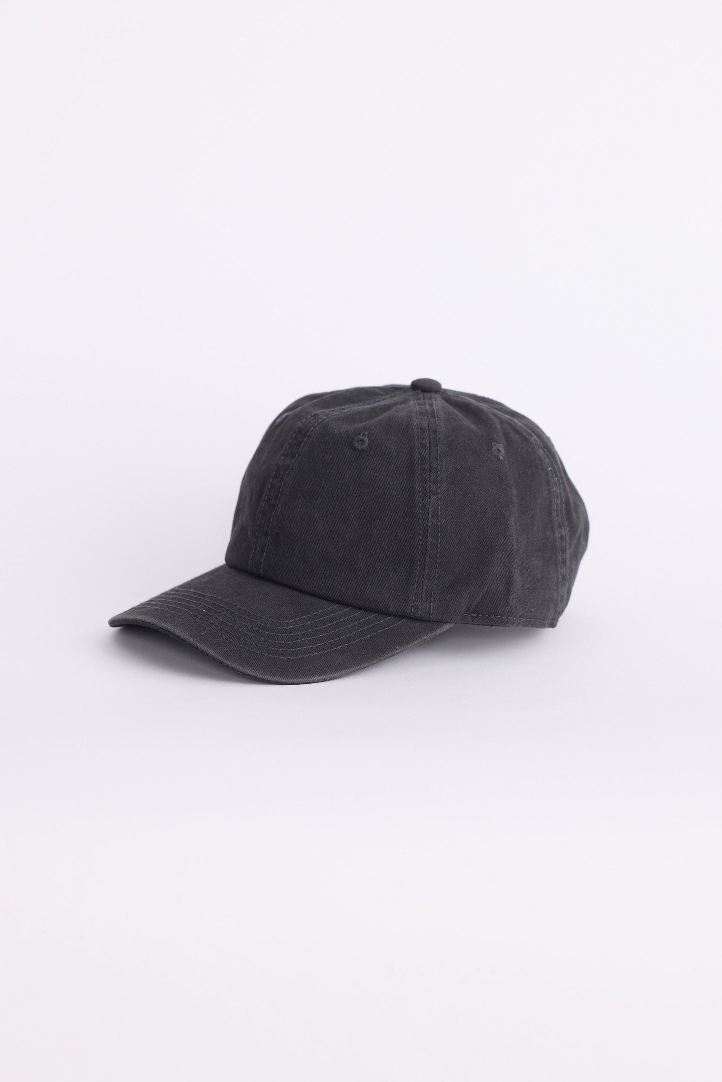 Kenny Cap - Charcoal cap in charcoal with structured silhouette, front view on white background