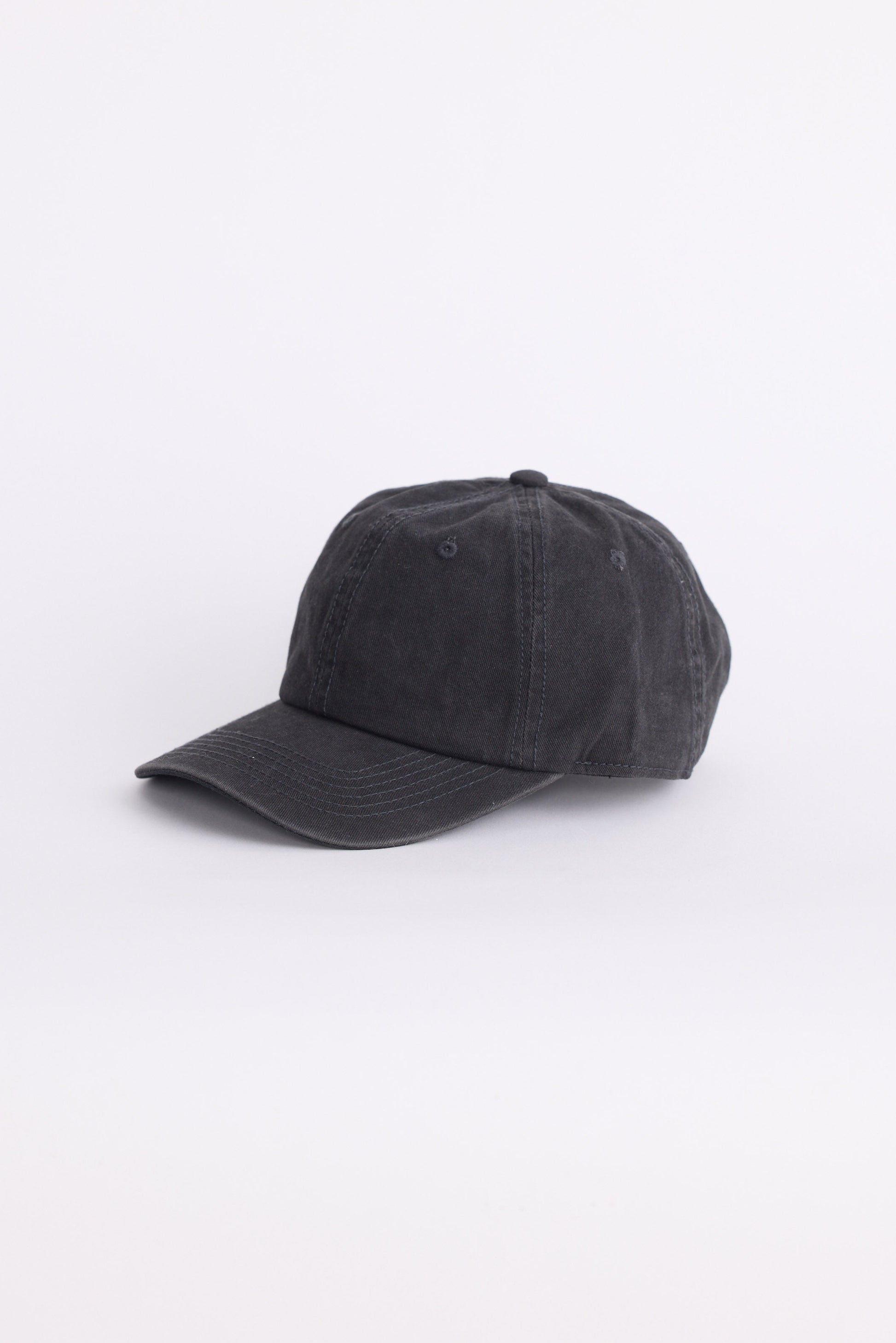 Kenny Cap - Charcoal cap in charcoal with structured silhouette, front view on white background