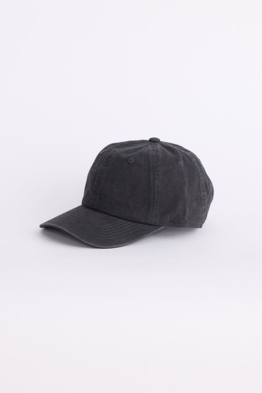 Kenny Cap - Charcoal cap in charcoal with structured silhouette, front view on white background