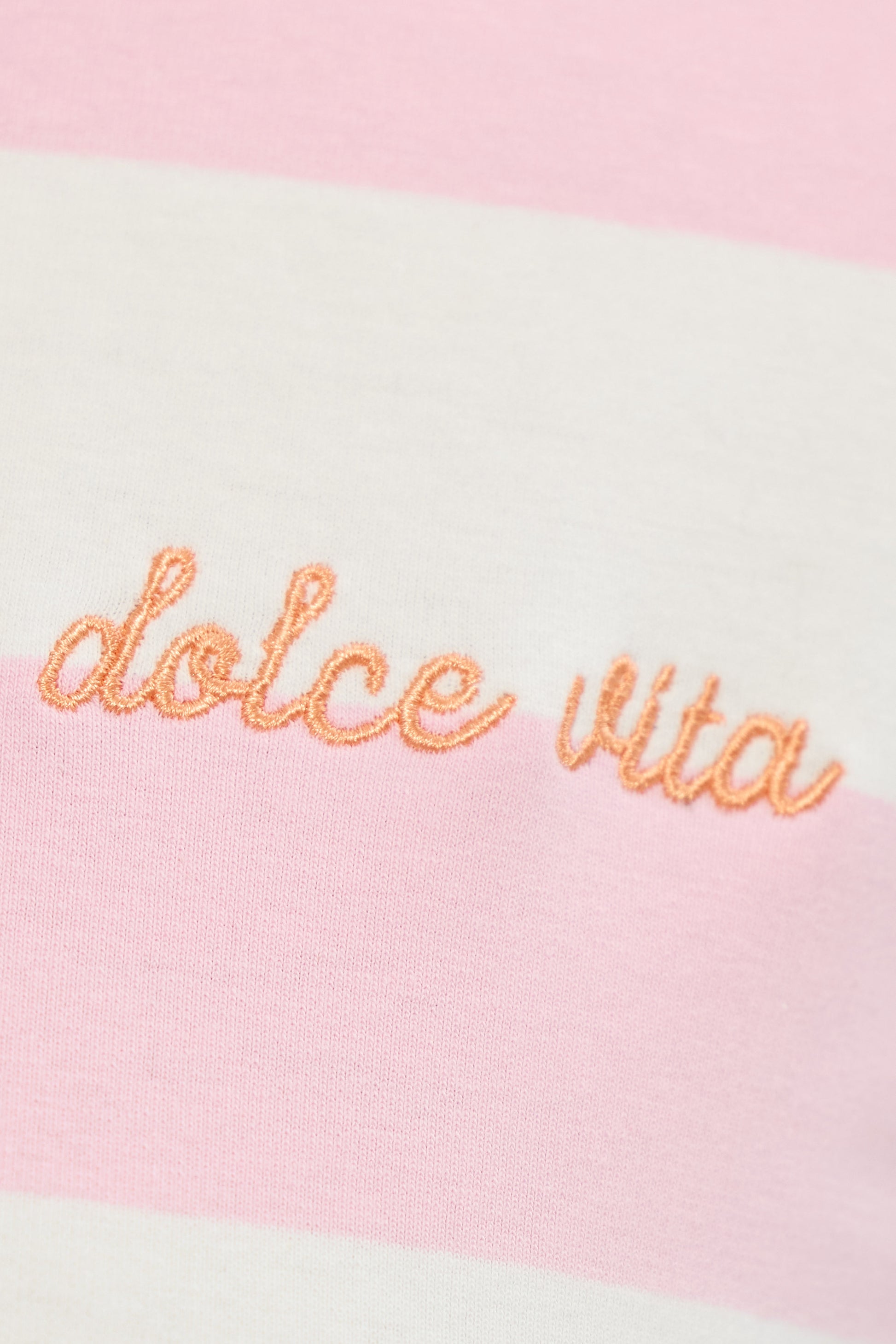 Gradient towel with 'dolce vita' embroidery on a pink and white background