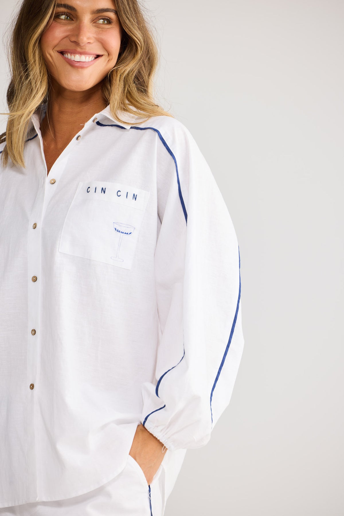 Vacation Shirt in White with elasticated cuffs.