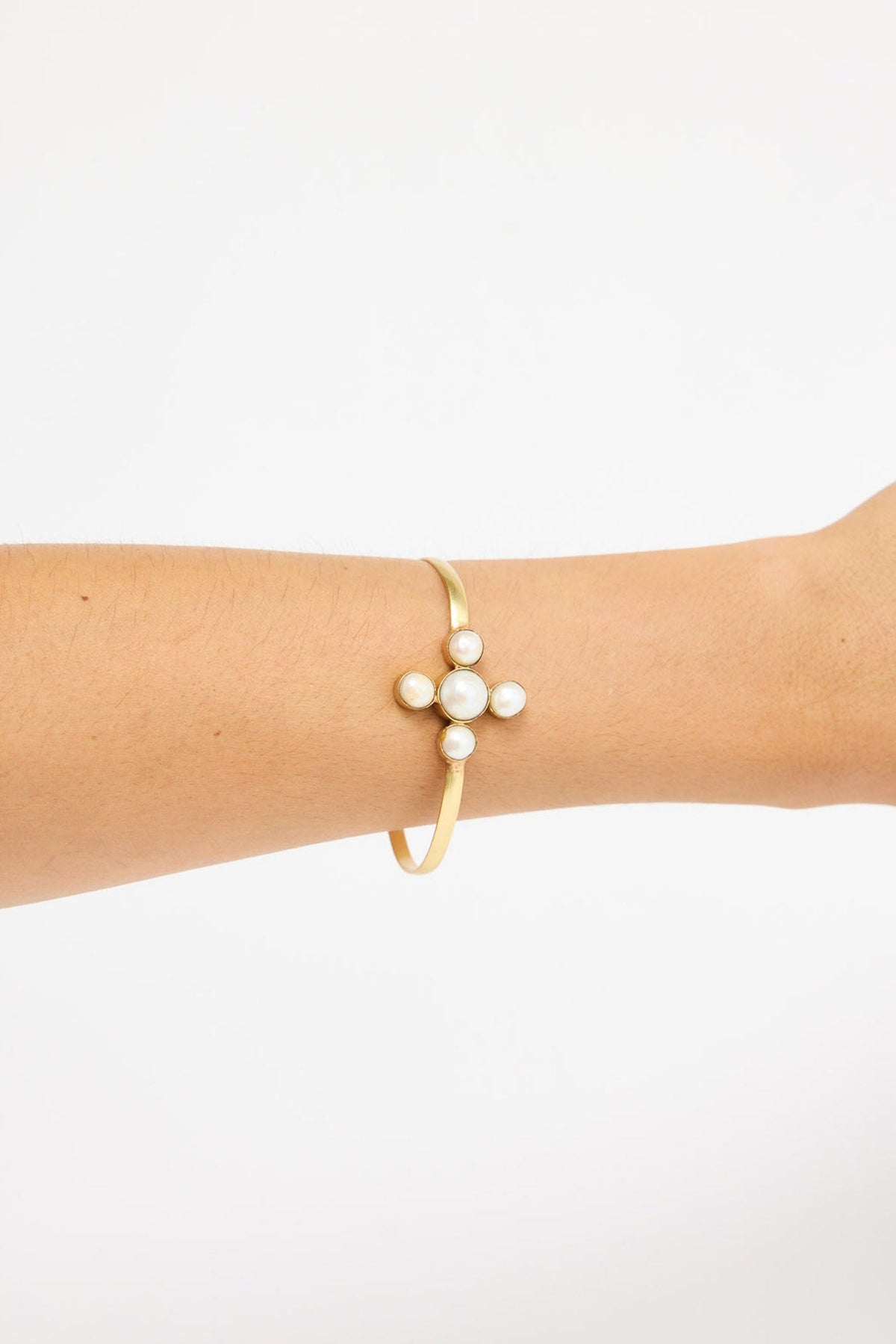 Bonita Cuff bracelet in gold, detail view.